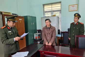 Cơ quan An ninh điều tra, Công an tỉnh Hà Giang thi hành lệnh bắt tạm giam Hoàng Văn Trực. (Ảnh: Nguyễn Lân)
