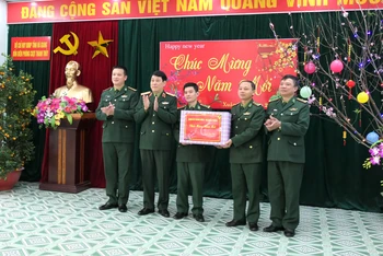 Đại tướng Lương Cường tặng quà Đồn Biên phòng Cửa khẩu Quốc tế Thanh Thủy. 