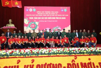 Nguyên Chủ tịch nước Trương Tấn Sang tặng quà cho các cựu chiến binh huyện Vị Xuyên.