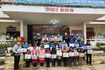 Tặng quà cho học sinh xã Pải Lủng, huyện Mèo Vạc.