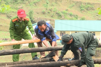Lực lượng Công an giúp người dân huyện Yên Minh khắc phục hậu quả thiên tai.