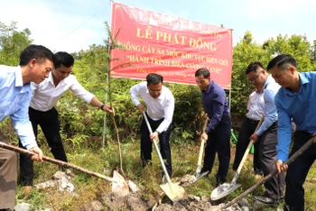 Các đồng chí lãnh đạo huyện Đồng Văn trồng cây xanh tại xã Lũng Cú.