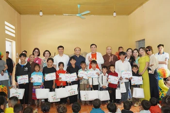 Đoàn từ thiện Tâm An Charity tặng quà cho trẻ em thôn Sả Lủng.