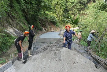Từ nguồn vốn chương trình mục tiêu quốc gia, nhiều thôn vùng cao ở Hà Giang được đầu tư làm đường bê-tông.