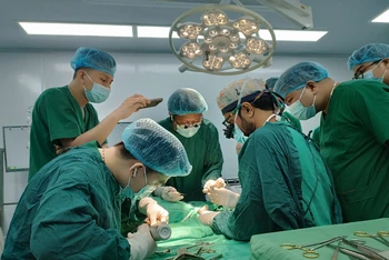 Các y, bác sĩ phẫu thuật chỉnh hình, khuyết tật hệ vận động miễn phí cho bệnh nhân nghèo tại Hà Giang.