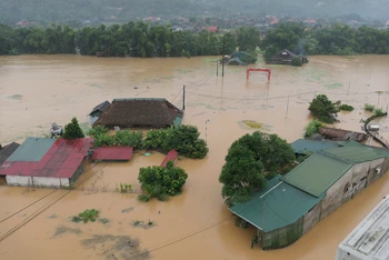 Nhiều khu dân cư trên địa bàn thành phố Hà Giang bị ngập sâu trong nước.