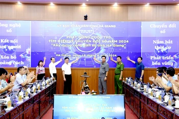Các đồng chí lãnh đạo tỉnh Hà Giang bấm nút phát động cuộc thi.