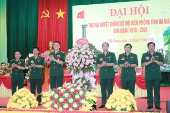 Trung tướng Nguyễn Anh Tuấn, Bí thư Đảng ủy, Chính ủy Bộ đội Biên phòng tặng hoa chúc mừng Bộ đội Biên phòng Hà Giang.