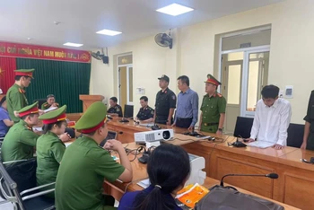 Cơ quan Cảnh sát điều tra đọc lệnh khởi tố, bắt tạm giam hai cán bộ Chi cục Hải quan cửa khẩu Xín Mần.