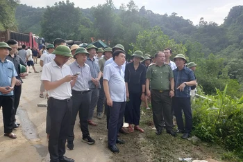 Đồng chí Nguyễn Mạnh Dũng, Quyền Bí thư Tỉnh ủy Hà Giang chỉ đạo công tác tìm kiếm cứu nạn tại hiện trường vụ sạt lở đất.