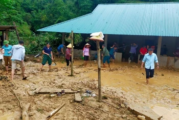 Xã Thông Nguyên, huyện Hoàng Su Phì huy động lực lượng tại chỗ giúp dân khắc phục hậu quả thiên tai.