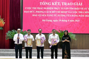 Lãnh đạo tỉnh Hà Giang trao giải cho các tập thể có thành tích xuất sắc trong công tác chỉ đạo, triển khai hưởng ứng cuộc thi. 