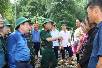 Thượng tướng Trịnh Văn Quyết thăm người dân thôn Đồng Tâm, xã Yên Thành, huyện Quang Bình.