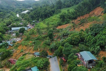 Sạt lở đất trên Quốc lộ 2, gây ách tắc giao thông từ Hà Giang về Hà Nội.