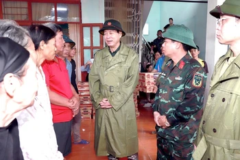 Lãnh đạo tỉnh Hà Giang thăm hỏi, động viên người dân xã Việt Vinh, huyện Bắc Quang, phải di dời đến nơi an toàn. 