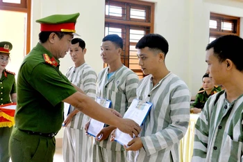 Đại tá Nguyễn Đức Thuận, Phó Giám đốc Công an tỉnh Hà Giang trao quyết định đặc xá của Chủ tịch nước cho 4 phạm nhân.