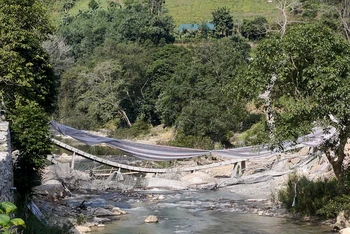 Cầu dân sinh thôn Lũng Cáng, xã Thuận Hòa, huyện Vị Xuyên bị sập khi đang thi công.