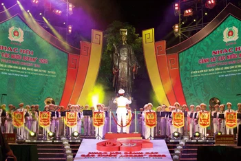 Tiết mục hòa nhạc của đoàn Cảnh sát nhân dân Việt Nam với hơn 70 nhạc công biểu diễn.