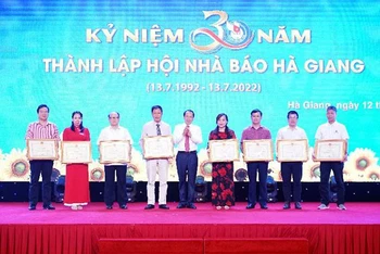 Lãnh đạo UBND tỉnh Hà Giang tặng Bằng khen cho các cá nhân có thành tích xuất sắc trong công tác hội và báo chí tỉnh.