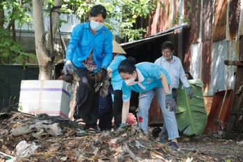 Dọn dẹp vệ sinh phòng sốt xuất huyết trên địa bàn quận 8, TP Hồ Chí Minh.