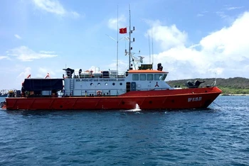 Tàu tìm kiếm cứu nạn CN09 (BP 11-19-01) trên đường tới khu vực tìm kiếm tàu cá bị mất liên lạc.