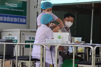 Cán bộ Văn phòng Sở Y tế tỉnh Thái Bình thực hiện tiêm chủng vaccine phòng Covid-19 mũi 3, mũi 4.