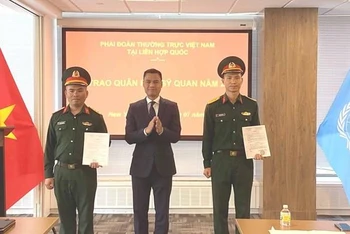 Đại sứ Đặng Hoàng Giang và các đồng chí được trao quân hàm. (Nguồn: baoquocte.vn)