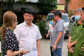 Chủ tịch UBND tỉnh Bình Dương Võ Văn Minh (thứ 2 từ trái sang) thăm hỏi, động viên người thân, gia đình các nạn nhân.