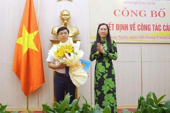 Đồng chí Bùi Thị Quỳnh Vân trao quyết định bổ nhiệm cho tân Chánh Văn phòng Đoàn đại biểu Quốc hội và Hội đồng nhân dân tỉnh Quảng Ngãi Trương Minh Sang.
