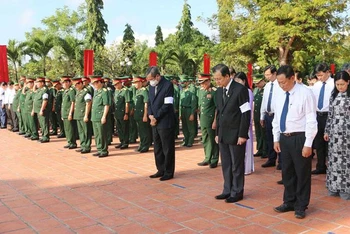 Đoàn đại biểu tưởng nhớ các liệt sĩ đã hy sinh vì Tổ quốc.
