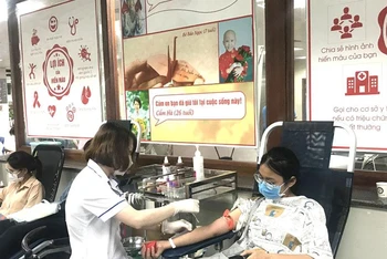 Đoàn viên, thanh niên Hà Nội tham gia hiến máu tại Ngày hội hiến máu "Giọt hồng tri ân".