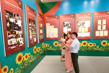 Công chúng Thủ đô đến với triển lãm nhân dịp kỷ niệm 75 năm Ngày Thương binh-Liệt sĩ.