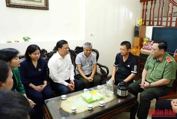 Bí thư Thành ủy Hà Nội Đinh Tiến Dũng và lãnh đạo thành phố thăm hỏi, chia buồn gia đình ba cán bộ, chiến sĩ hy sinh khi tham gia chữa cháy. (Ảnh: Duy Linh)