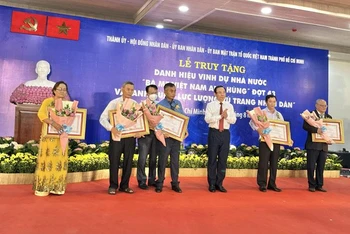 Đồng chí Nguyễn Văn Nên, Ủy viên Bộ Chính trị, Bí thư Thành ủy TP Hồ Chí Minh trao tặng danh hiệu vinh dự Nhà nước “Bà mẹ Việt Nam Anh hùng” cho đại diện gia đình các mẹ.