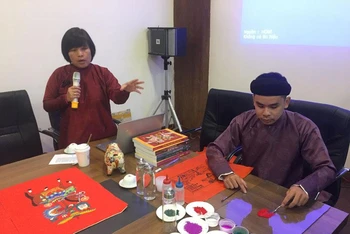 Nhà nghiên cứu Nguyễn Thị Thu Hòa giới thiệu về kỹ thuật làm tranh Kim Hoàng do nghệ sĩ Nam Chi thực hiện.