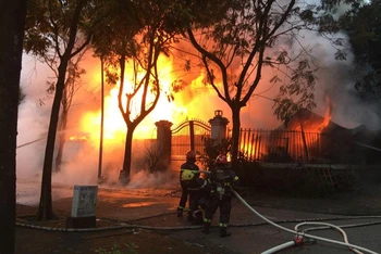 Dập tắt đám cháy tại nhà liền kề khu đô thị Pháp Vân 