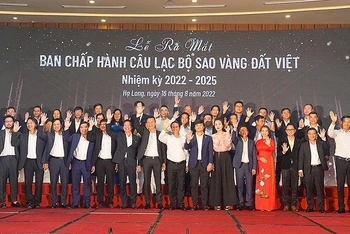 Các thành viên Ban Chấp hành Câu lạc bộ “Sao Vàng đất Việt” ra mắt tại TP Hạ Long.