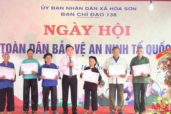 Lãnh đạo UBND tỉnh tặng quà cho các gia đình chính sách trên địa bàn xã Hòa Sơn, Hữu Lũng (Lạng Sơn).
