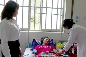 Bệnh nhân mắc sốt xuất huyết đang điều trị tại Bệnh viện đa khoa khu vực Hậu Nghĩa, huyện Đức Hòa, tỉnh Long An.