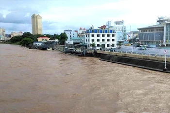 Nước sông Ka Long đang dâng cao, thành phố Móng Cái sẵn sàng phương án chống lũ.
