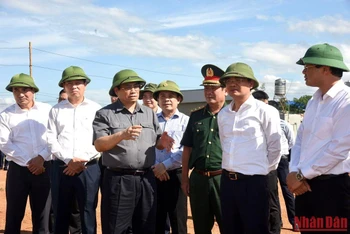 Thủ tướng Phạm Minh Chính và đoàn công tác khảo sát, kiểm tra khu tái định cư dự án Cảng hàng không Sa Pa tại xã Cam Cọn, huyện Bảo Yên.