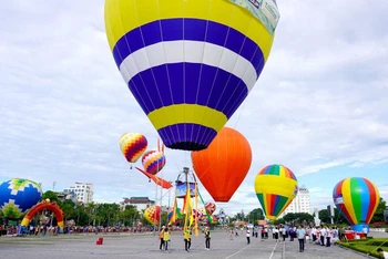 Lễ hội khinh khí cầu diễn ra tại Quảng trường Lam Sơn, thành phố Thanh Hóa.