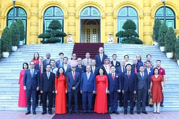 Chủ tịch nước Nguyễn Xuân Phúc chụp ảnh lưu niệm với các đại biểu. (Ảnh: Văn phòng Chủ tịch nước)