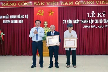 Phó Bí thư Thường trực Tỉnh ủy Quảng Bình Trần Hải Châu trao Huy hiệu Đảng cho các đảng viên lão thành.