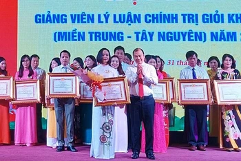 Đồng chí Lê Hải Bình trao Giải nhất cho giảng viên Lê Thị Tuyết Dung của tỉnh Quảng Trị.