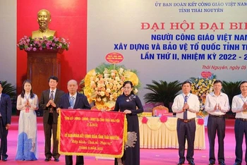 Bí thư Tỉnh ủy Thái Nguyên Nguyễn Thanh Hải trao cờ lưu niệm tặng Ủy ban Đoàn kết Công giáo Việt Nam tỉnh.