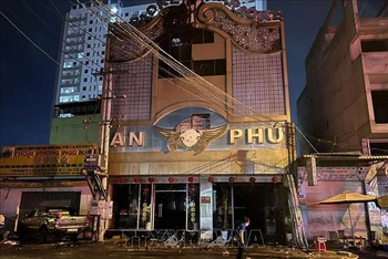 Hiện trường vụ cháy cơ sở karaoke An Phú tại thành phố Thuận An, tỉnh Bình Dương. (Ảnh: Chí Tưởng/TTXVN)