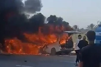Chiếc xe buýt nhỏ bốc cháy sau vụ va chạm khiến ít nhất 11 người hành hương Iran thiệt mạng, ngày 11/9. (Ảnh chụp màn hình: Twitter)
