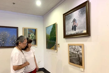 Khán giả xem tranh tại triển lãm.