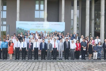 Các đại biểu chụp ảnh lưu niệm tại Trung tâm Quốc tế Khoa học và Giáo dục liên ngành (ICISE), TP Quy Nhơn, tỉnh Bình Định.